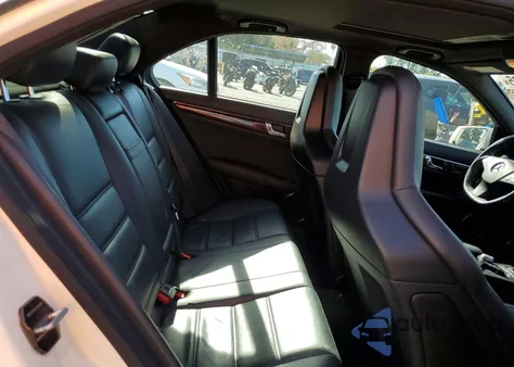 2010 Mercedes-Benz C 63 Amg из США, поврежденный, VIN WDDGF7HB4AF427407